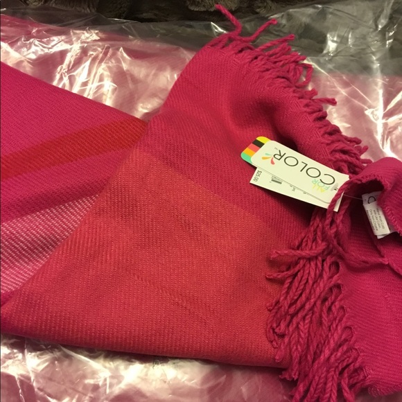 $10🚨NWT Pink Soft Long Striped Scarf - Picture 3 of 4